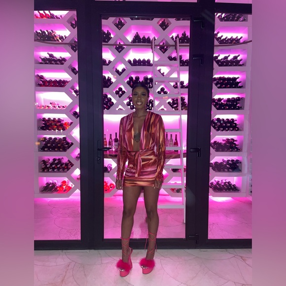 Long sleeve dress with a low cut + adjustable front tie - Picture 2 of 6